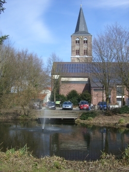 Wegberg-Beeck : Die kath. Kirche St. Vincentius im Hintergrund